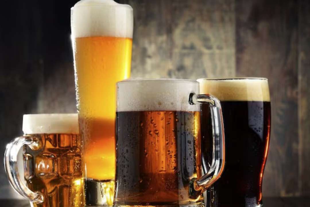 Vasos de cerveza rubia y negra