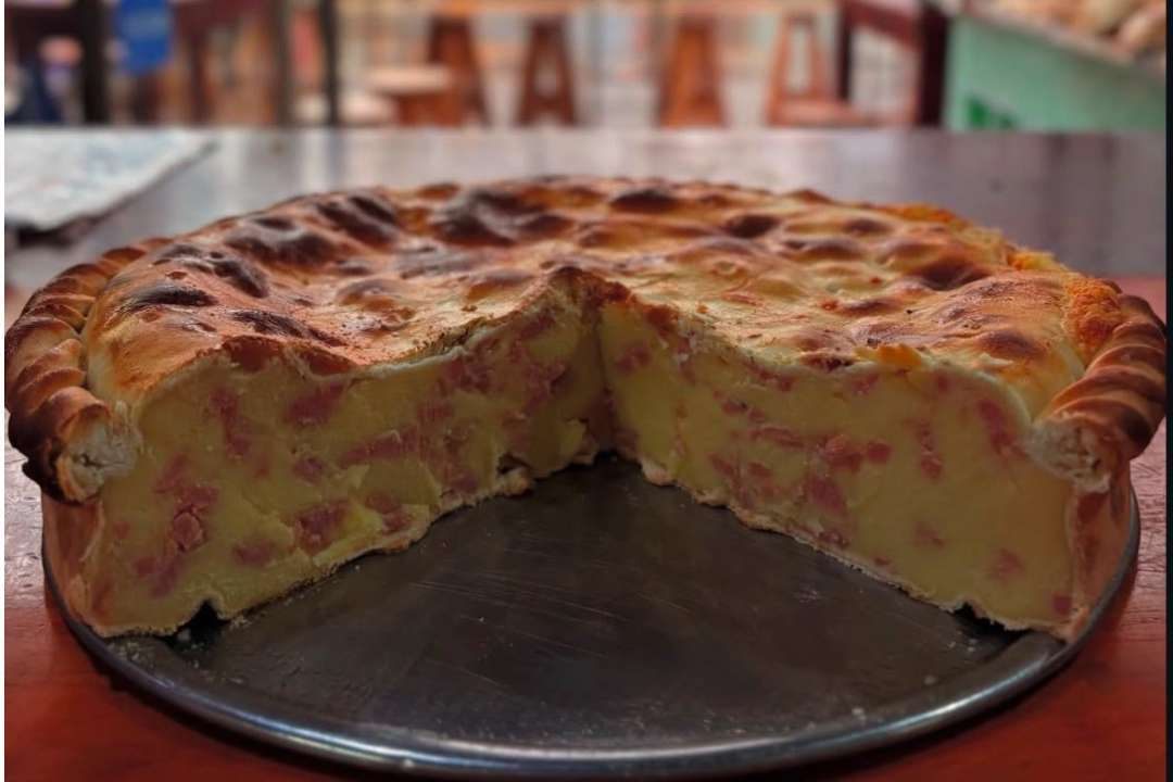 Tarta casera cortada sobre una bandeja