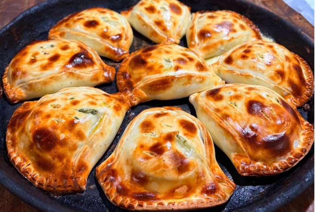 Empanadas doble tapa en una sartén de hierro