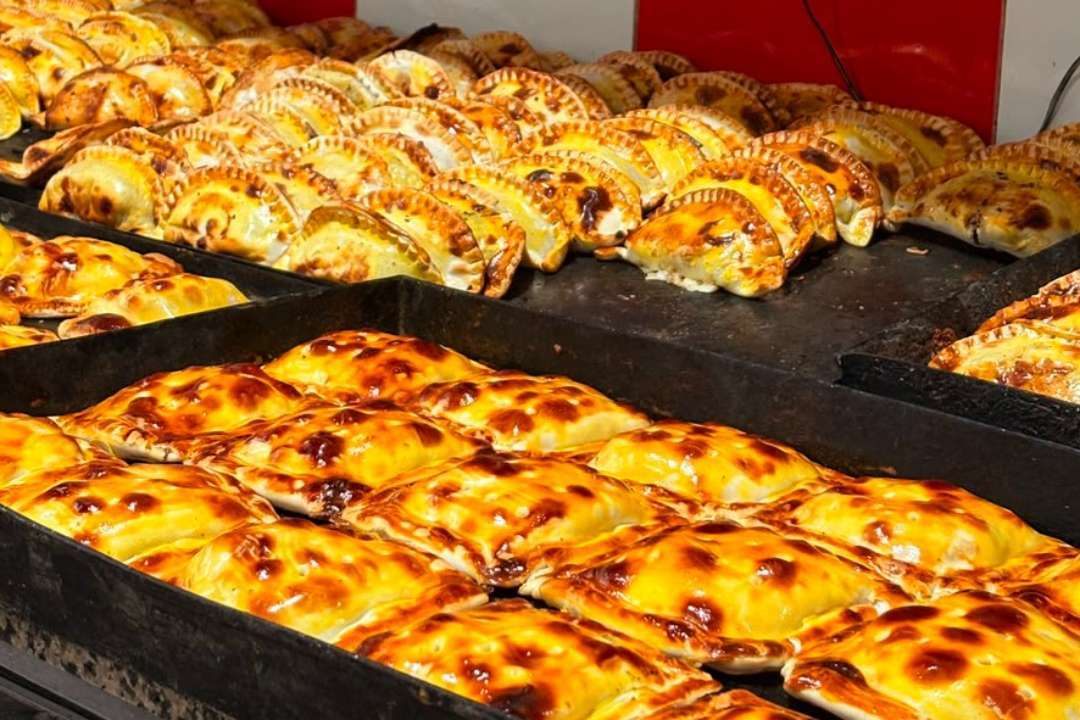 Bandejas de empanadas recién horneadas