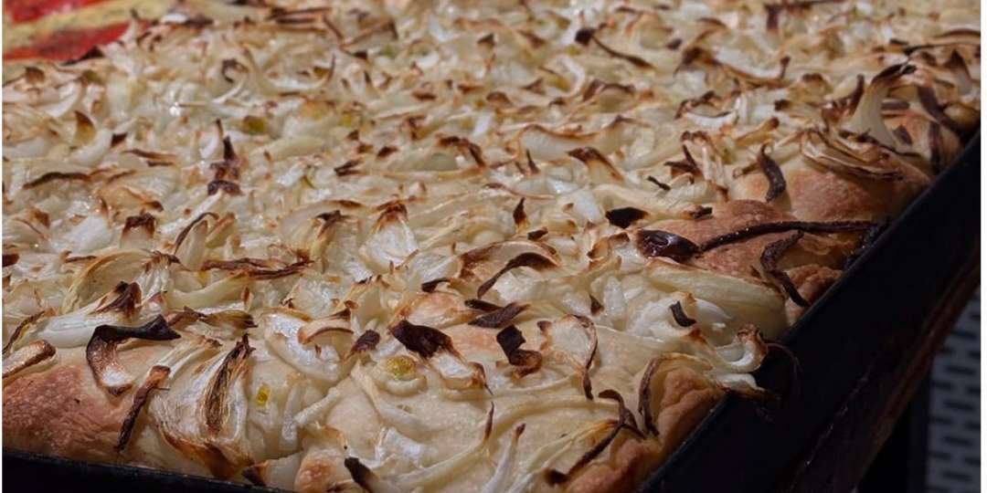Pizza de cebolla recién sacada del horno